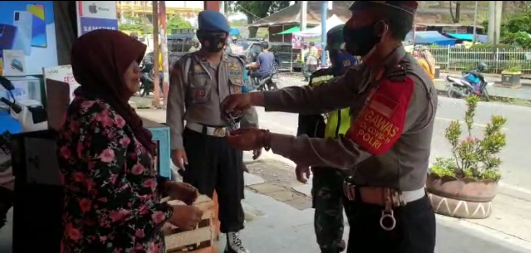 Sambangi Pasar Tradisional  Cibereum, TNI Polri dan Instansi Pemerintahan Kembali Bagikan Masker Gratis